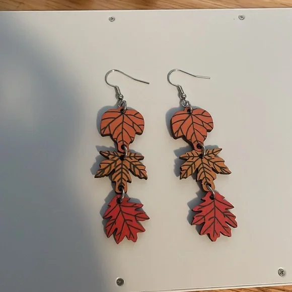 Triple leaf earrings Brand New Never Worn One Size - Picture 2 of 2